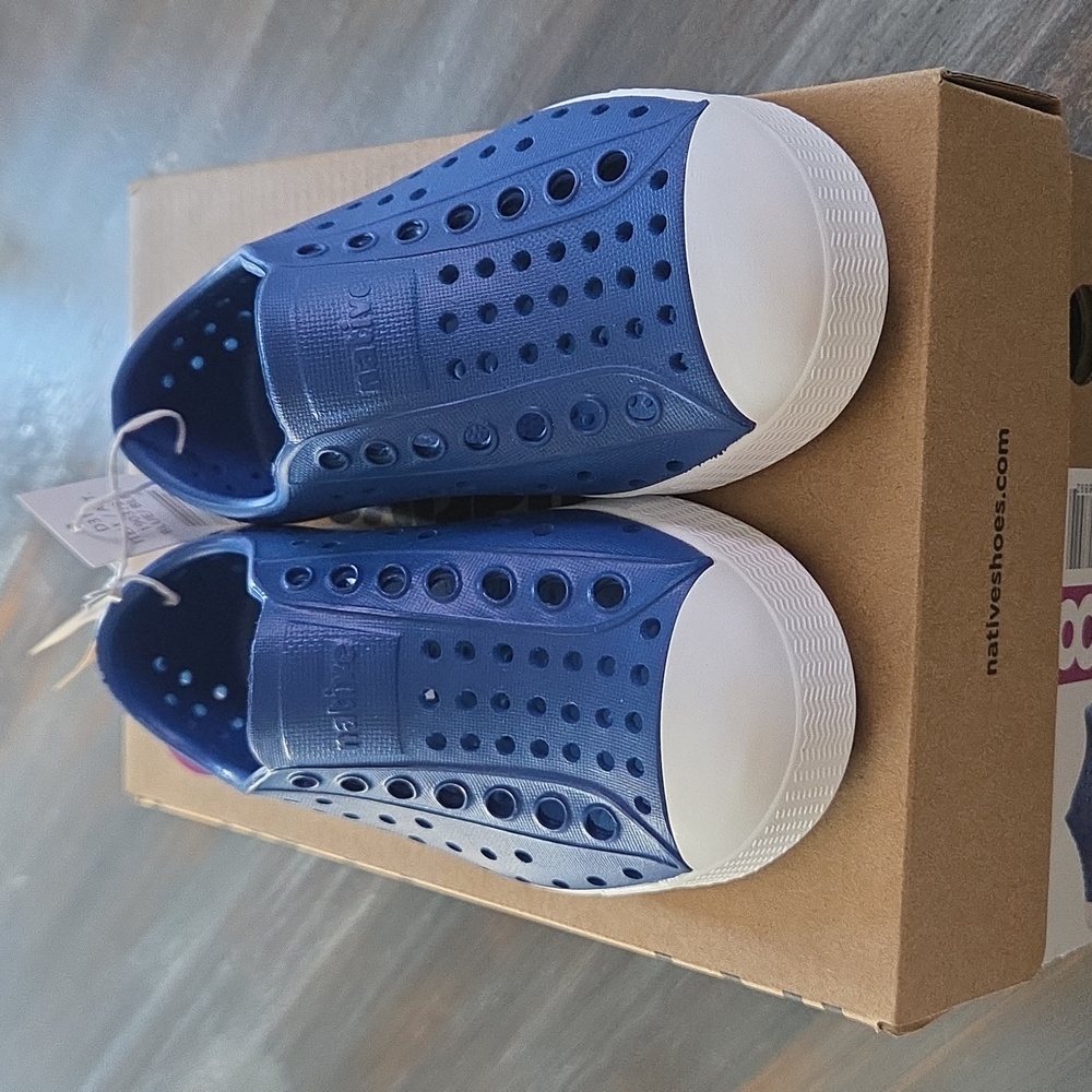 Native Size 8 Kids NEW In Box Blue and White Jefferson Shoes - Picture 4 of 7